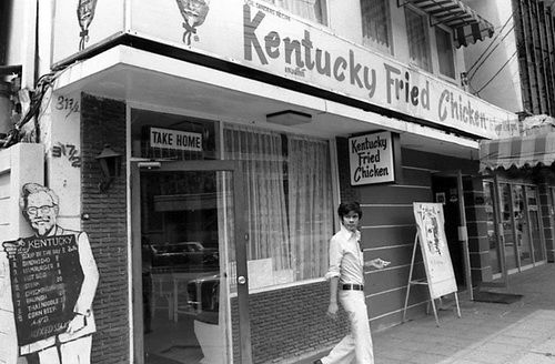 เคเอฟซีเปิดสาขาแรกในประเทศไทย ณ เซ็นทรัลลาดพร้าว พ.ศ.2527 