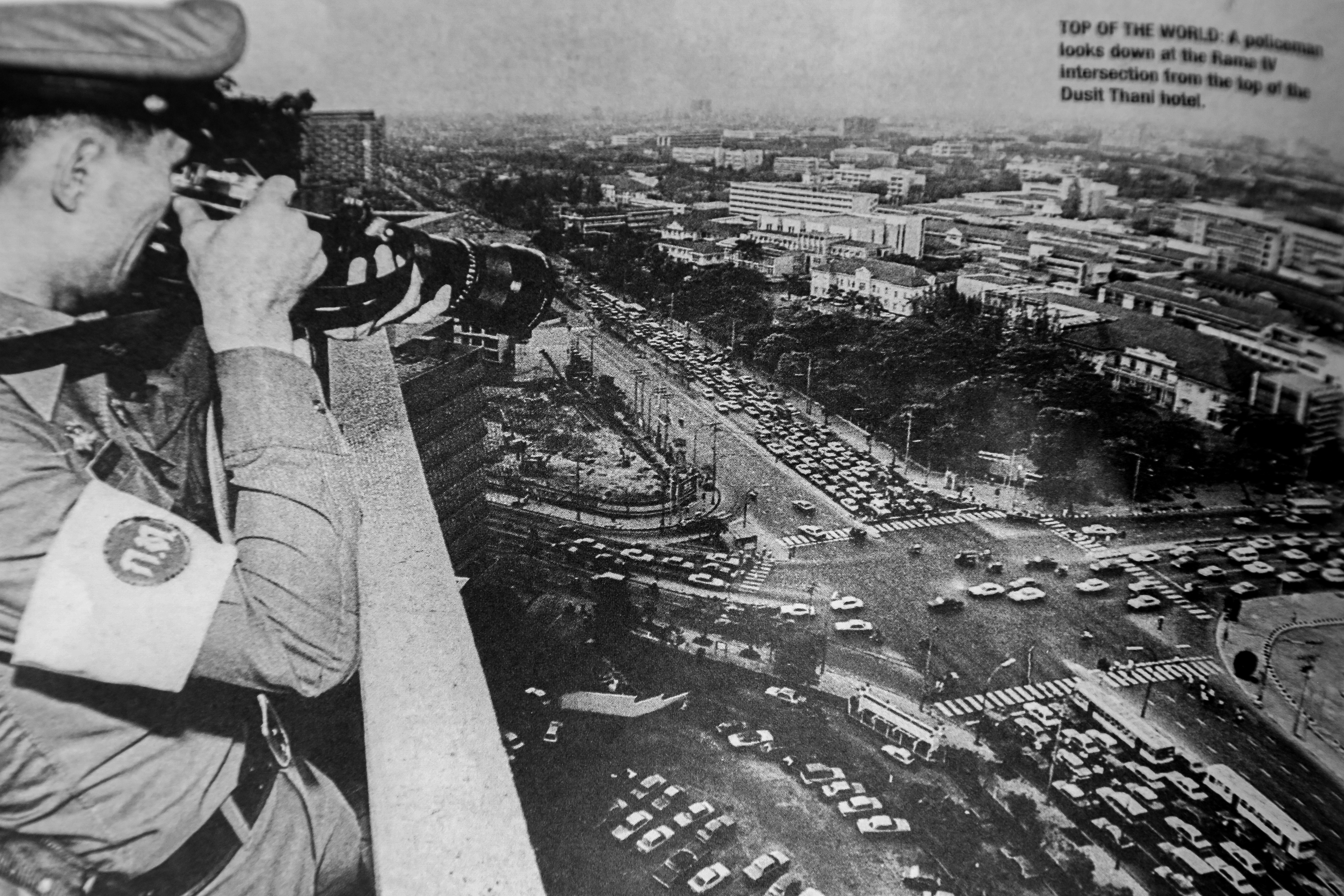 ภาพจากบทความหนังสือพิมพ์ บางกอกโพสต์ ตำรวจกำลังถ่ายภาพสี่แยกถนนพระราม 4 จากชั้นบนสุดของโรงแรมดุสิตธานี