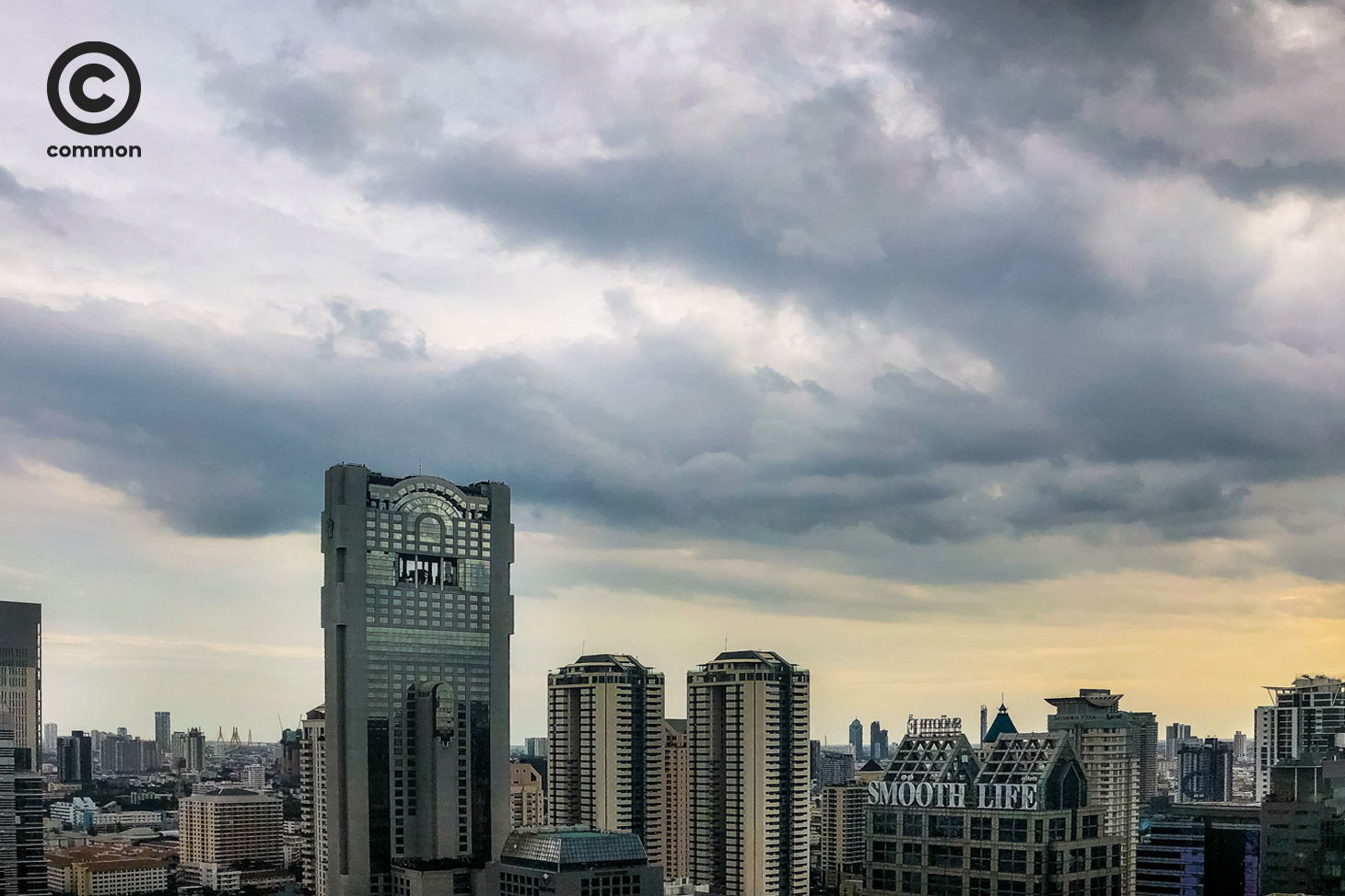 เมฆนิมโบสเตรตัส (Nimbostratus) ซึ่งเป็นสัญญาณว่าจะมีฝนตก ลอยเหนือตึกสูงย่านพระราม 4