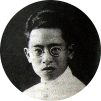 เฉลิม วุฒิโฆษิต ถ่ายเมื่อ พ.ศ.2471 อายุ 21 ปี (photo: หนังสือ นักเขียนไทย, สำนักพิมพ์แสงดาว)