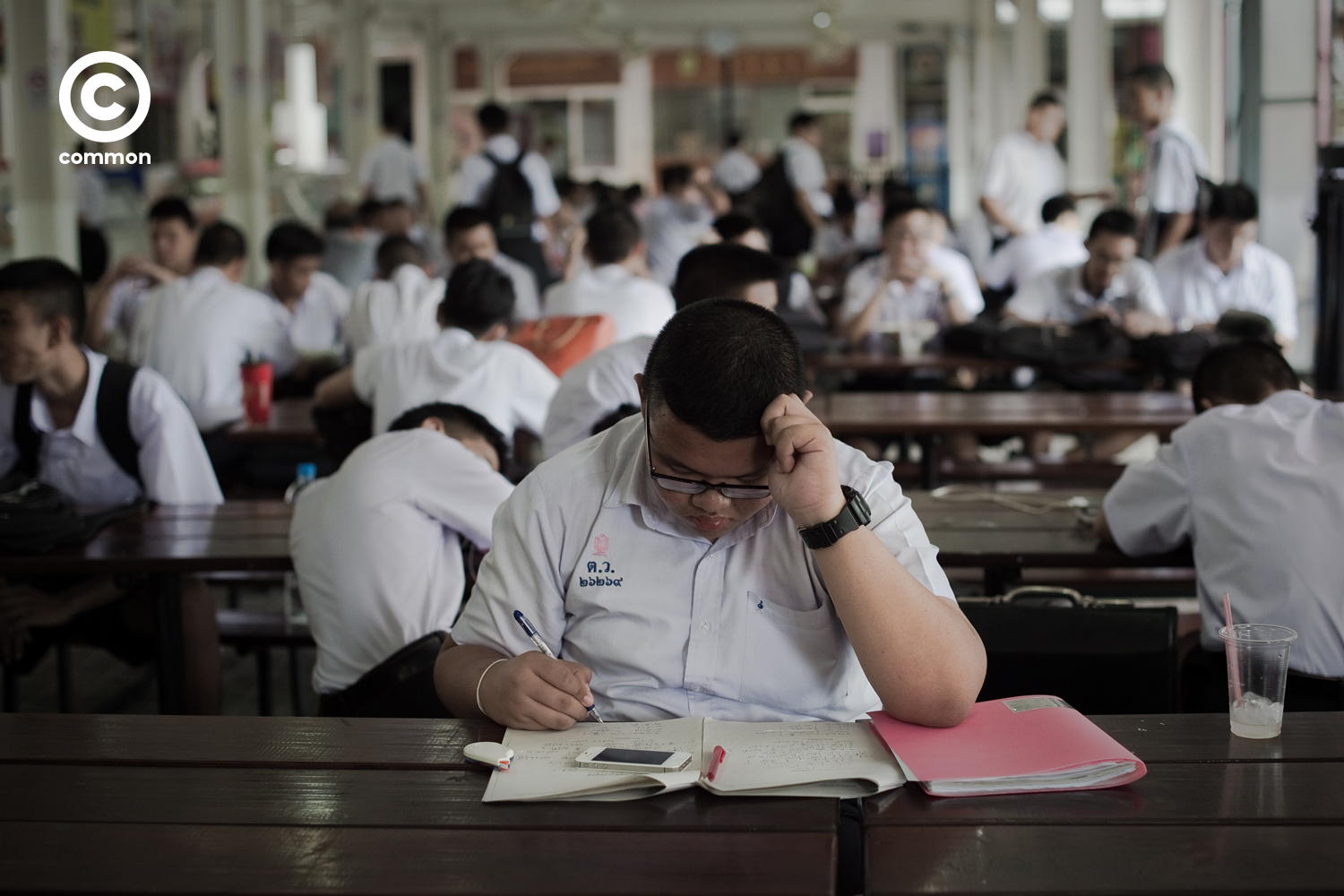 นักเรียน อ้วน ทำการบ้าน โรงอาหาร โรงเรียน