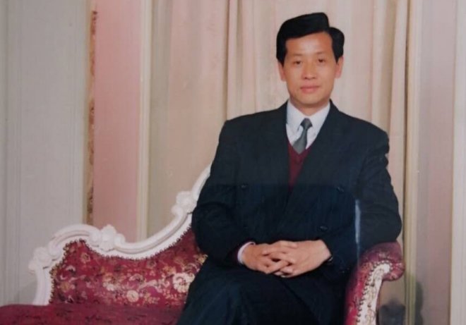 เหลียง ฮูกั๋ว ตอนอายุ 30 ปี (Photo : www.inkstonenews.com)