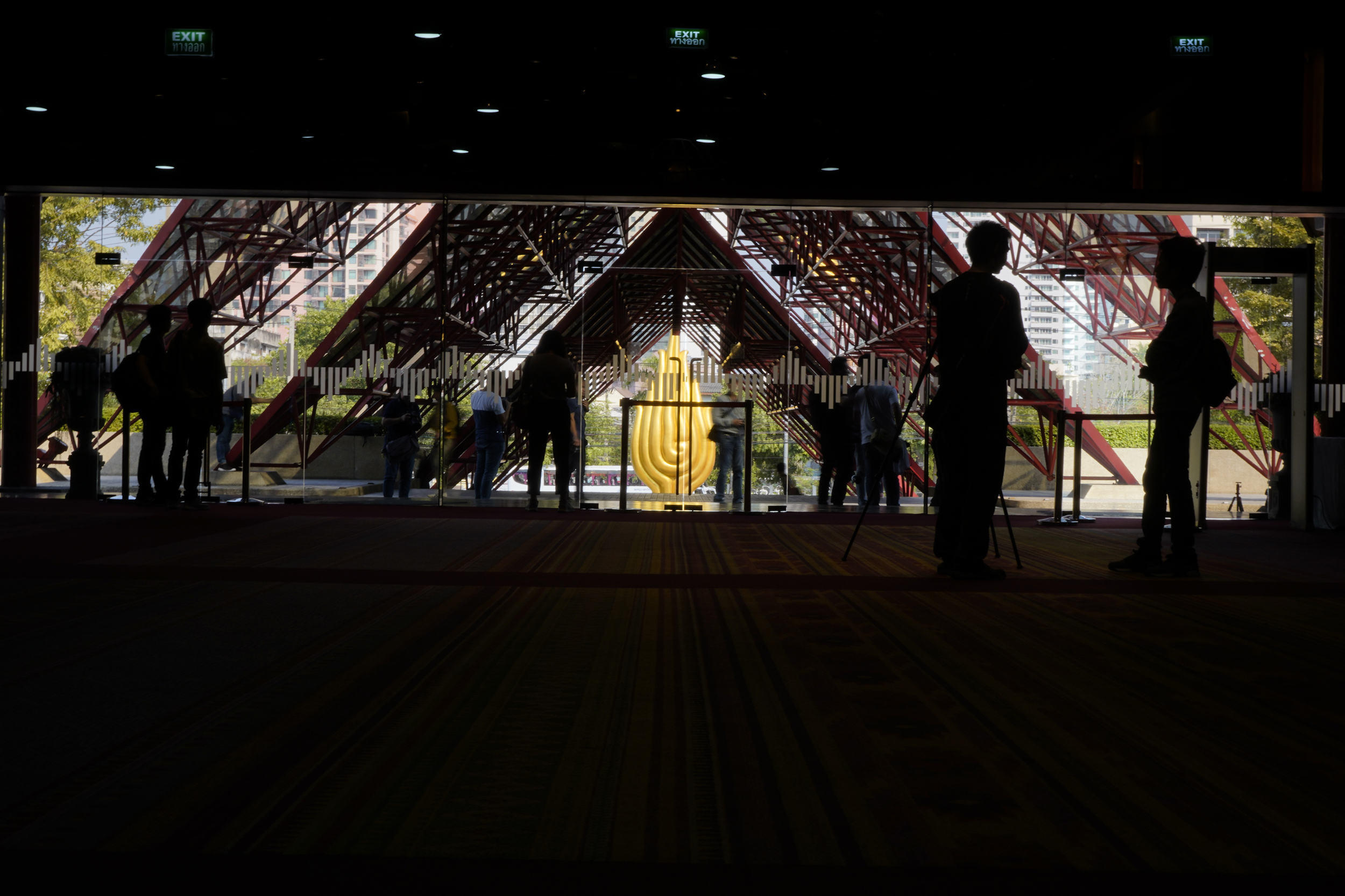 ศูนย์การประชุมแห่งชาติสิริกิติ์ queen sirikit national convention center โลกุตระ ประติมากรรม ชลูด นิ่มเสมอ One Shot Knockout
