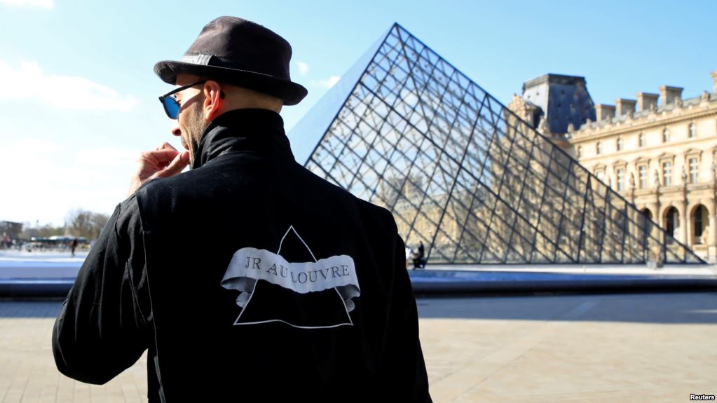 Louvre pyramid 