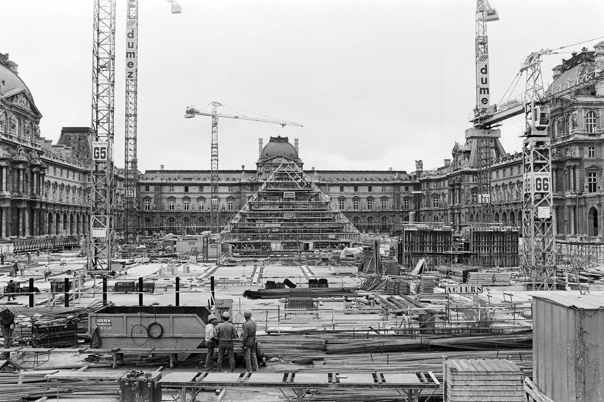 Louvre pyramid 