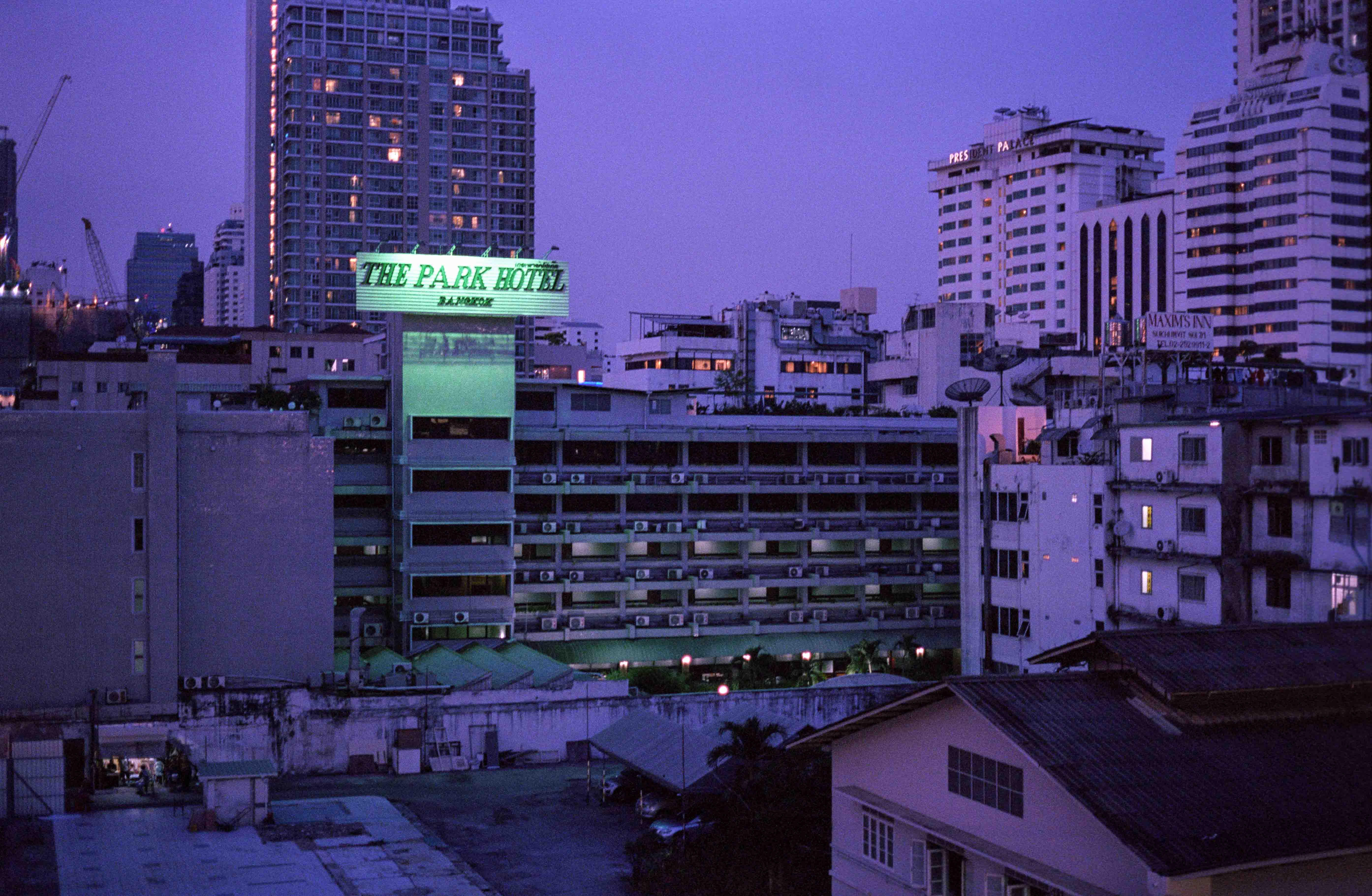 คลองเตย สลัม ชุมชนแออัด neon dream Sam Gregg
