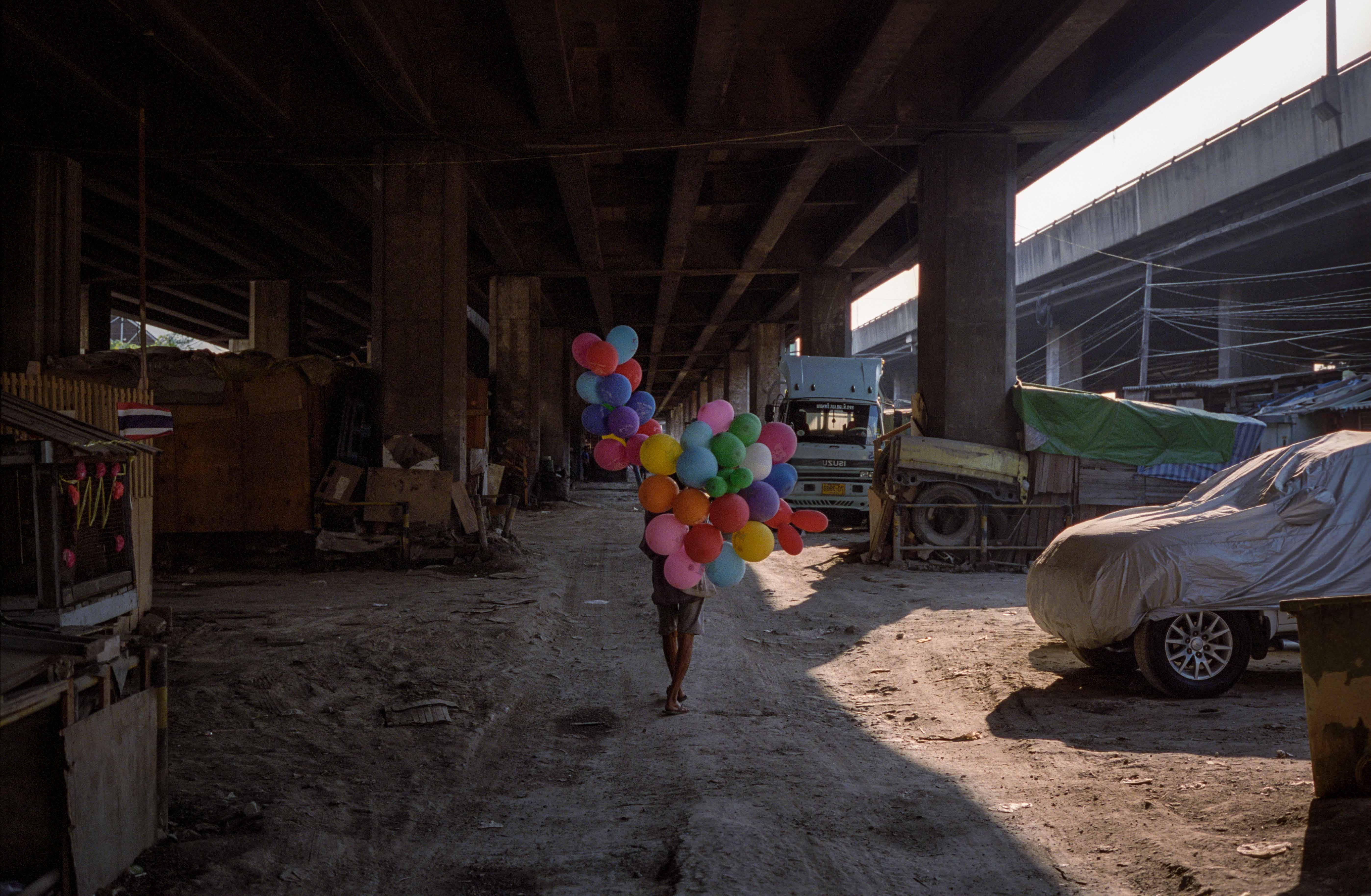 คลองเตย สลัม ชุมชนแออัด neon dream Sam Gregg