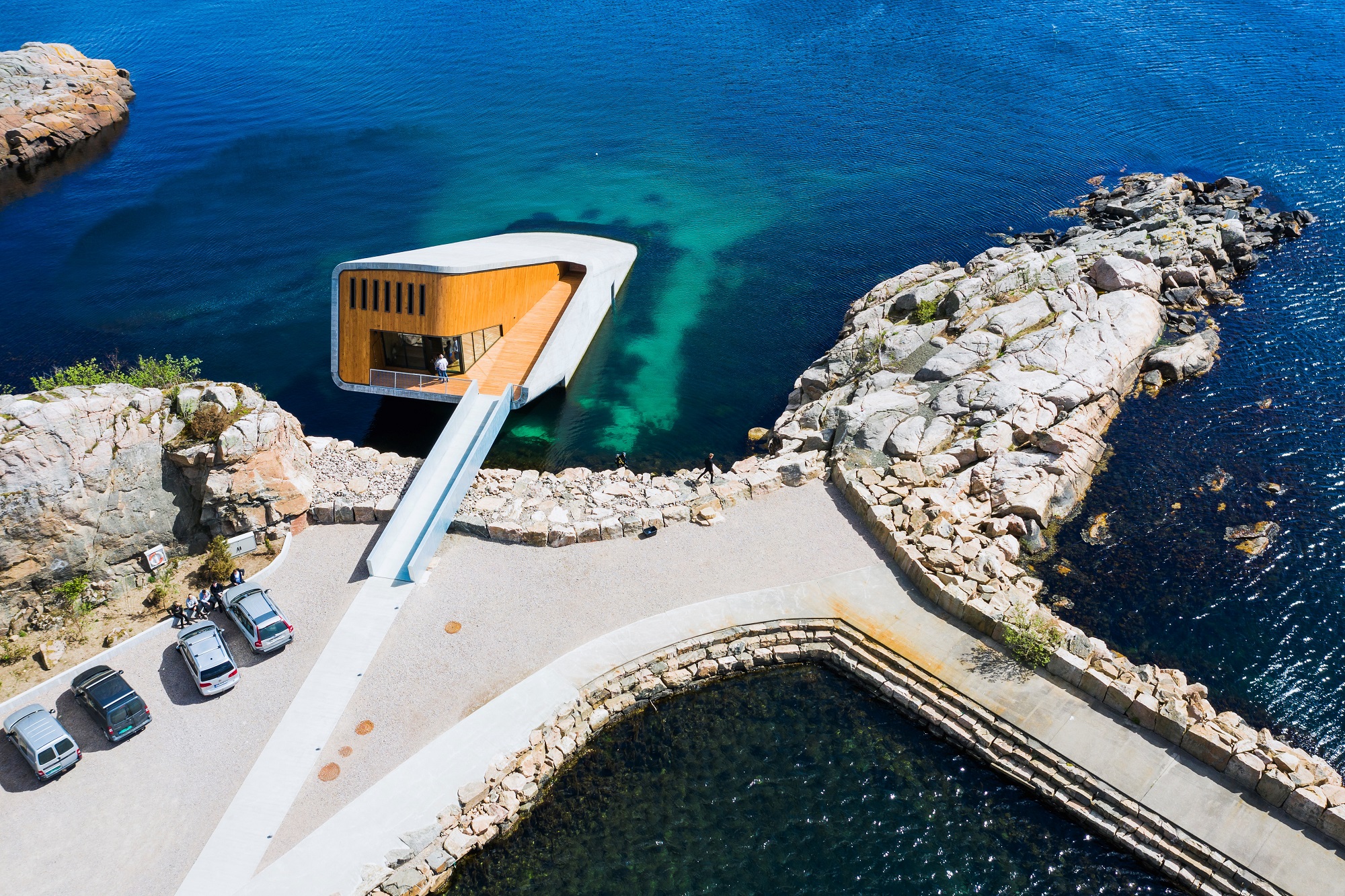 underwater restaurant