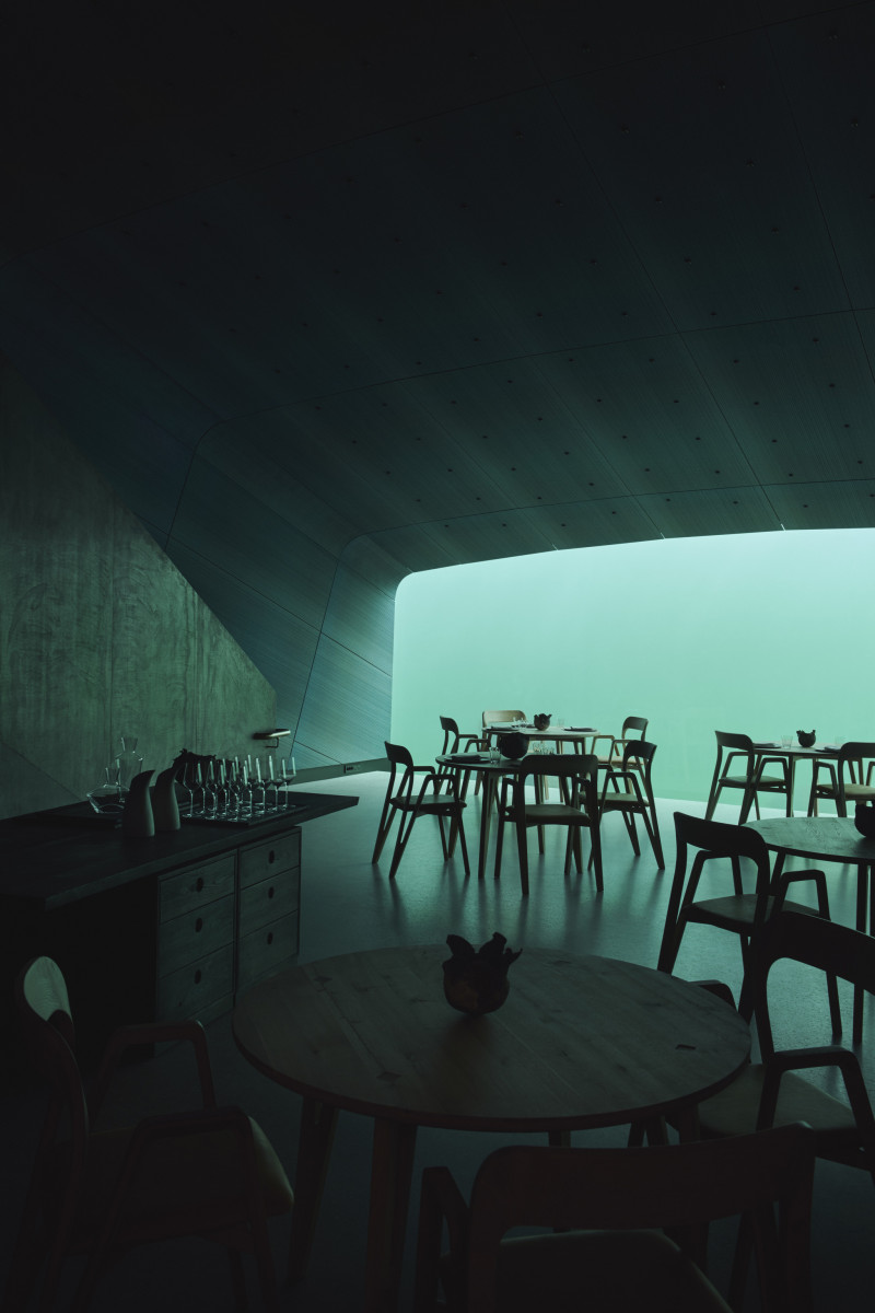 underwater restaurant