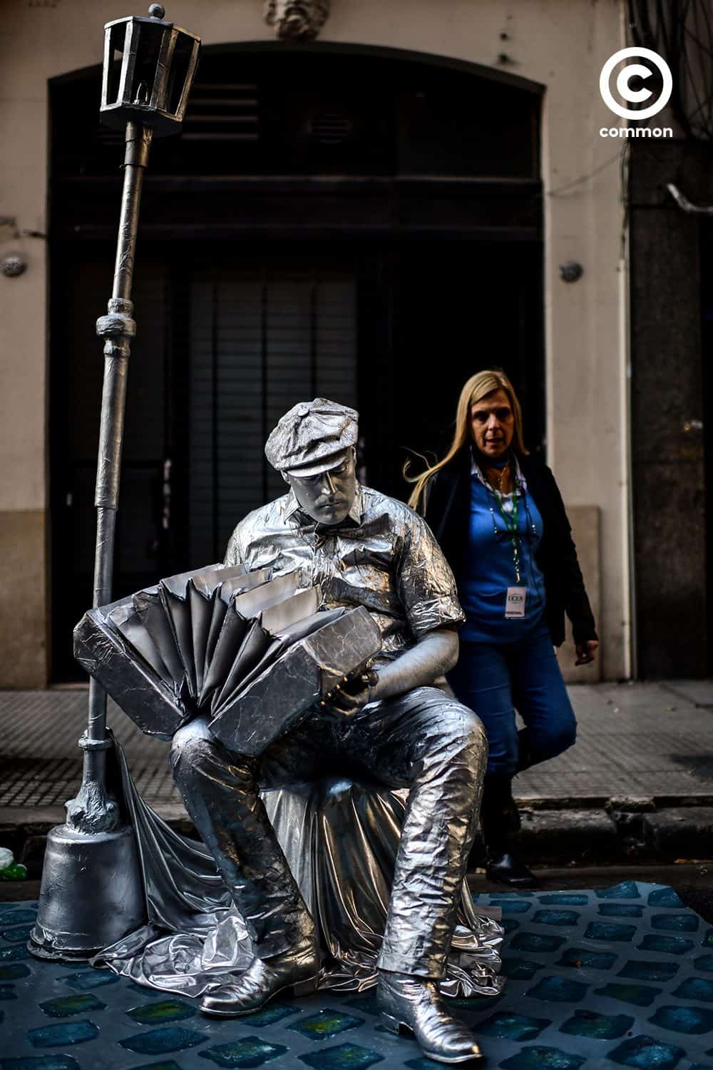 living statue รูปปั้น รูปปั้นคนเป็น รูปปั้น ขยับได้ มีชีวิต ศิลปิน ข้างถนน การแสดง บัวโนสไอเรส