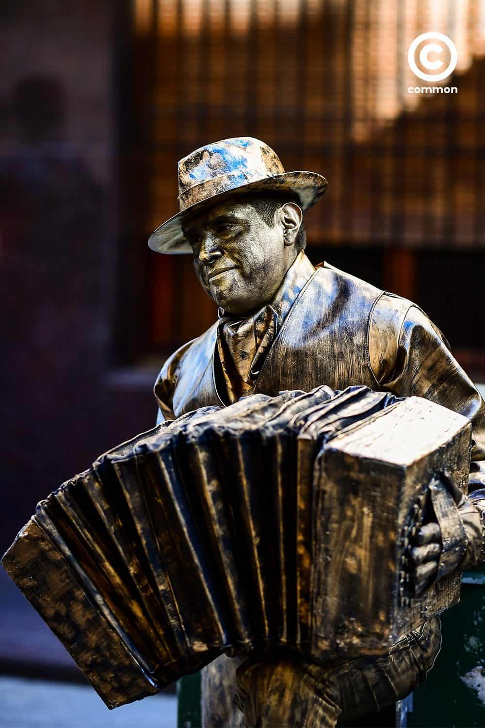 living statue รูปปั้น รูปปั้นคนเป็น รูปปั้น ขยับได้ มีชีวิต ศิลปิน ข้างถนน การแสดง บัวโนสไอเรส