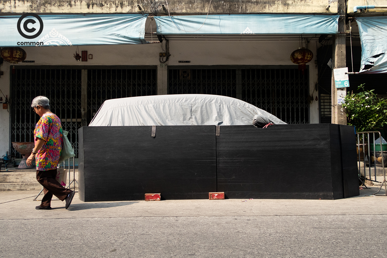 #photoessay #วัสดุเหลือใช้ #ที่กันสุนัขฉี่ #ล้อรถยนต์ #CULTURE #common 