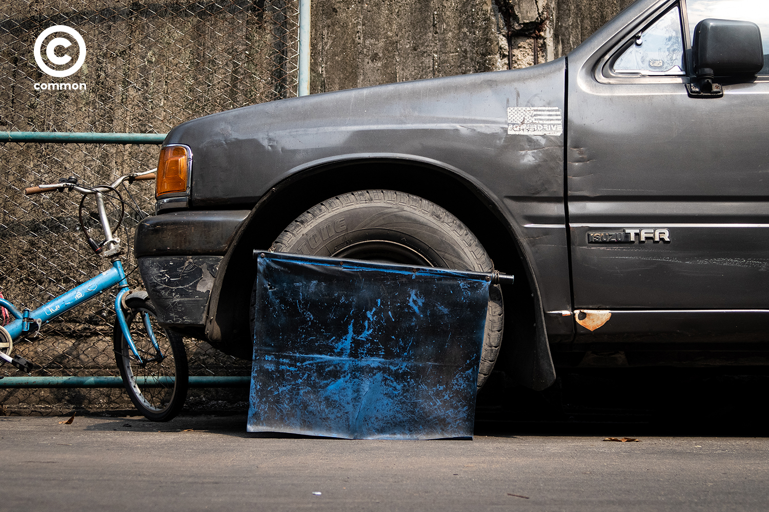 #photoessay #วัสดุเหลือใช้ #ที่กันสุนัขฉี่ #ล้อรถยนต์ #CULTURE #common 
