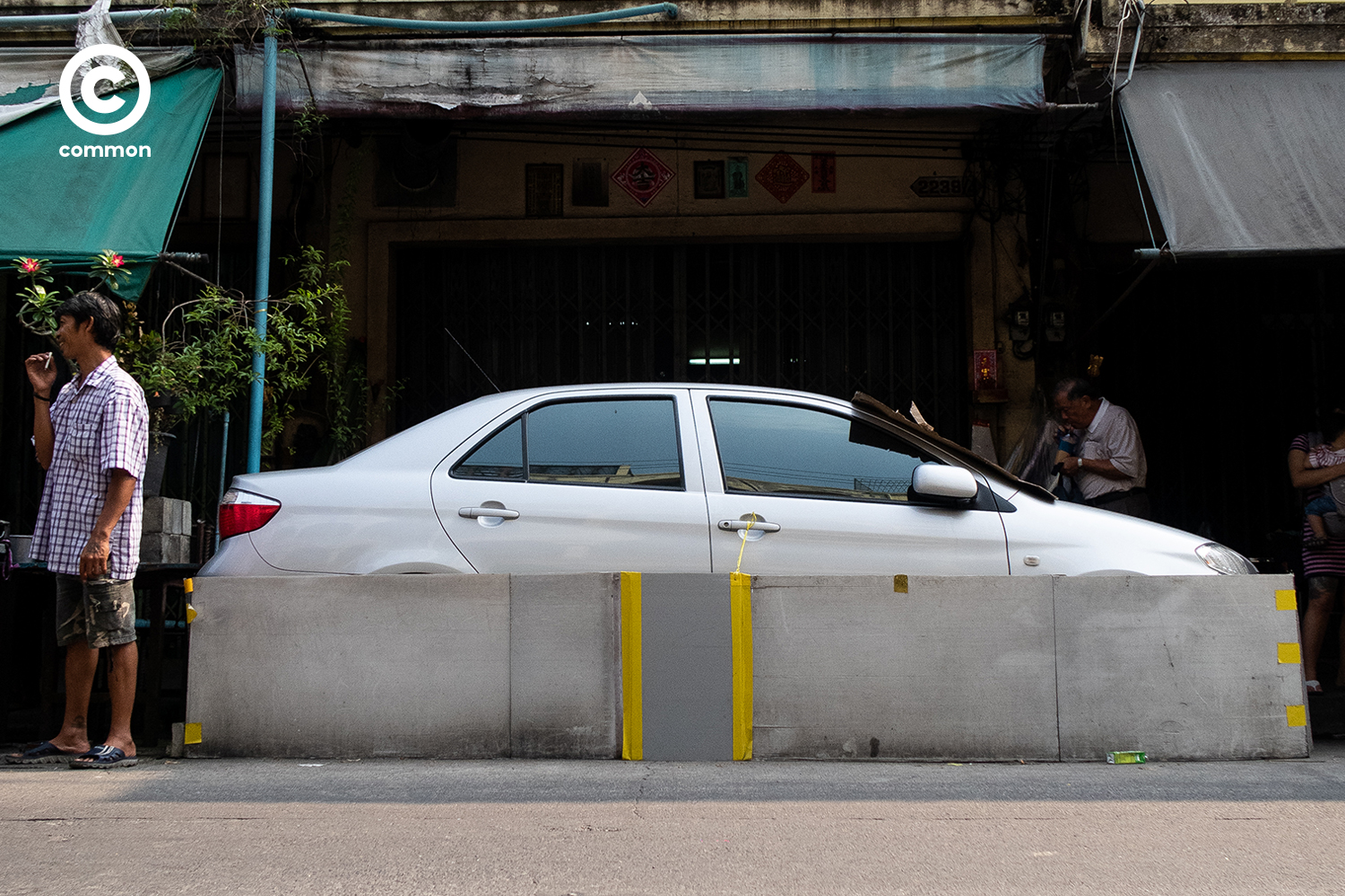 #photoessay #วัสดุเหลือใช้ #ที่กันสุนัขฉี่ #ล้อรถยนต์ #CULTURE #common 