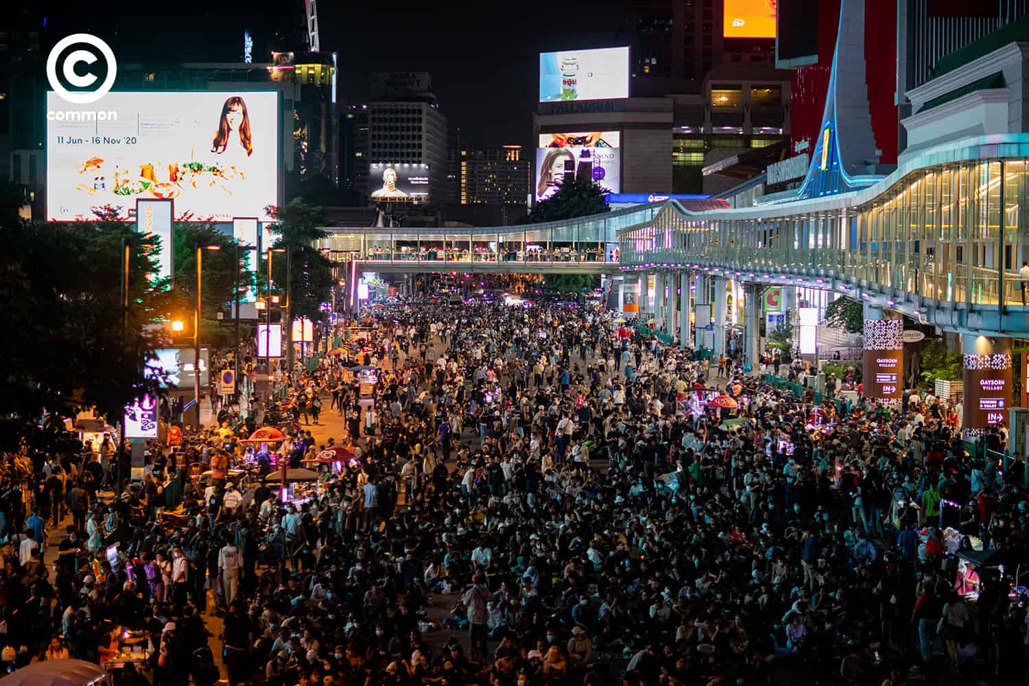 ภาพบรรยากาศการชุมนุมบริเวณสี่แยกปุมวัน