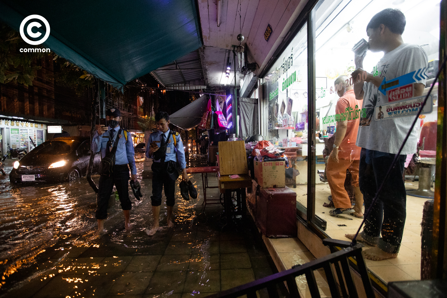 #PHOTOESSAY #น้ำท่วม #น้ำรอการระบาย #กรุงเทพฯ #LIFE #becommon