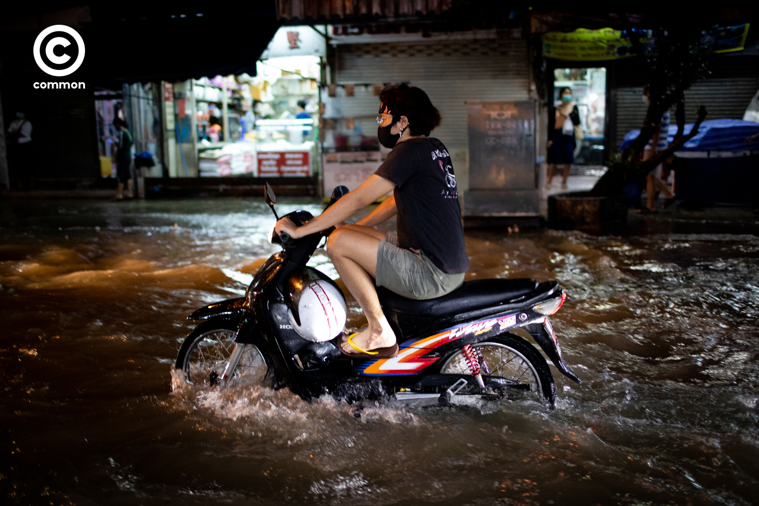 #PHOTOESSAY #น้ำท่วม #น้ำรอการระบาย #กรุงเทพฯ #LIFE #becommon